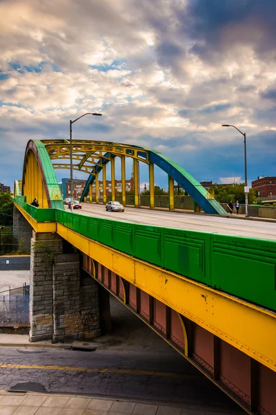 Bunte brücke auf der howard street in baltimore, maryland. — Stockfoto