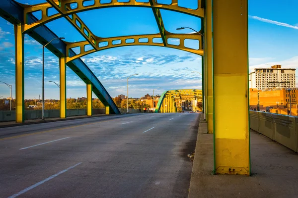 Kleurrijke brug op howard street in baltimore, maryland. — Stockfoto