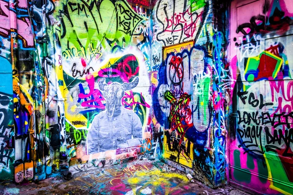Kleurrijke ontwerpen in graffiti steegje, baltimore, maryland. — Stockfoto