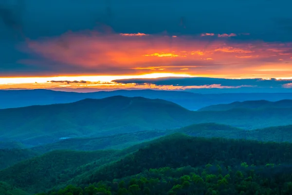 Colorful spring sunset over the Blue Ridge Mountains, seen from — Stock Photo, Image