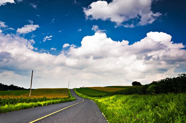 Kraju backroad przez gospodarstwa w południowej york county, pennsylv — Zdjęcie stockowe