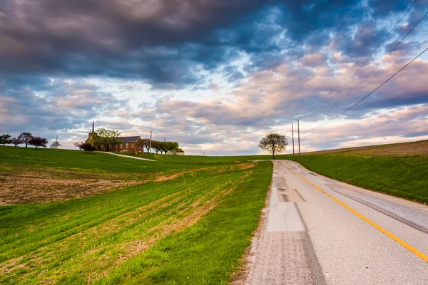 Country road and church on top of a hill in rural York County, P — Stock Photo, Image