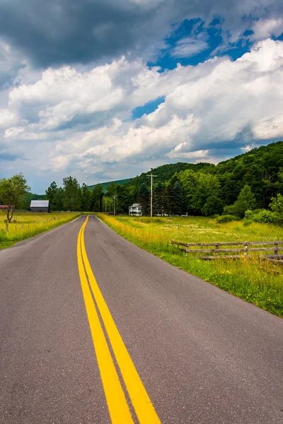 Landsväg i landsbygdens potomac högländerna i west virginia. — Stockfoto