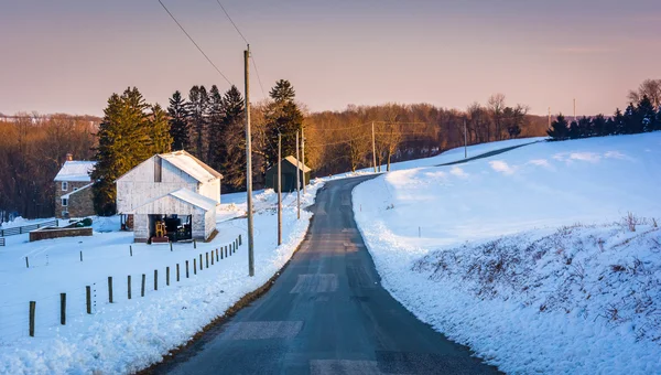 ग्रामीण यॉर्क काउंटीमध्ये बर्फ संरक्षित शेतातून देश रस्ता — स्टॉक फोटो, इमेज