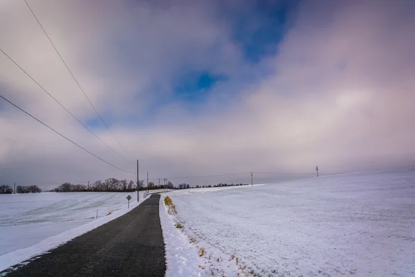 Camino de campo a través de campos de cultivo cubiertos de nieve en el país rural York Coun — Foto de Stock