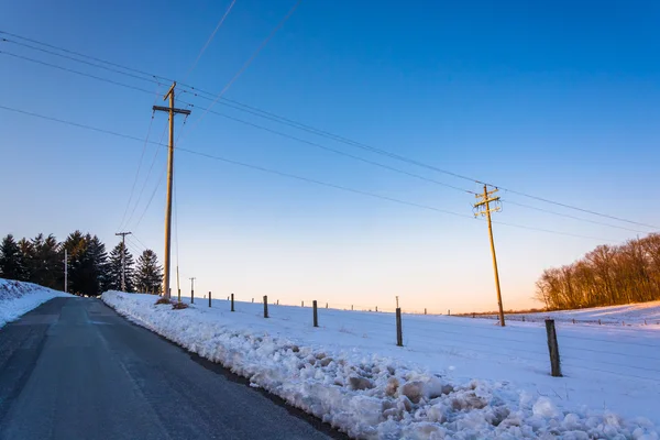 Venkovské silnici sněhem zahrnuty zemědělská pole ve venkovských york země — Stock fotografie