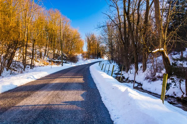 Landweg, gezien tijdens de winter, in york county, pennsylvan — Stockfoto