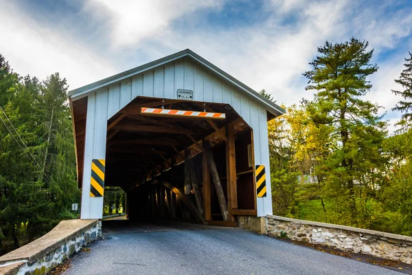 Täckta bron på landsbygden lancaster county, pennsylvania. — Stockfoto