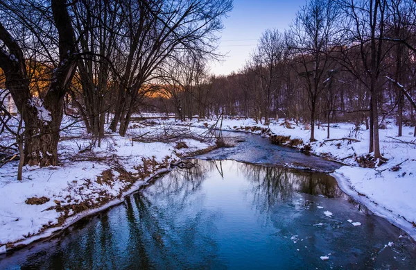 Ruisseau pendant l'hiver, dans le comté rural de York, Pennsylvanie . — Photo