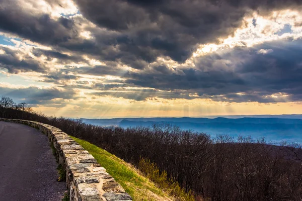 Wolkenstralen over de Appalachen, gezien vanaf skyline drive — Stockfoto