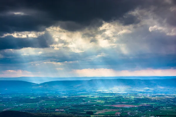 Crepuscular rays over the Shenandoah Valley, seen from Little St — Stock Photo, Image