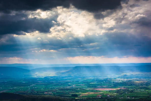 Crepuscular rays over the Shenandoah Valley, seen from Little St — Stock Photo, Image