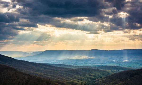 Shenandoah Vadisi, manzarası: d gördüm üzerinde crepuscular ışınları — Stok fotoğraf