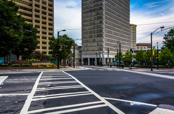 Crosswalk e edifícios no centro de Atlanta, Geórgia . — Fotografia de Stock