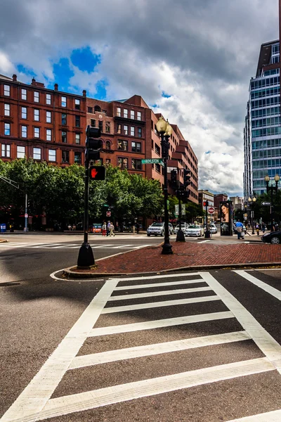 Övergångsställe och byggnader på en gata i boston, massachusetts. — Stockfoto