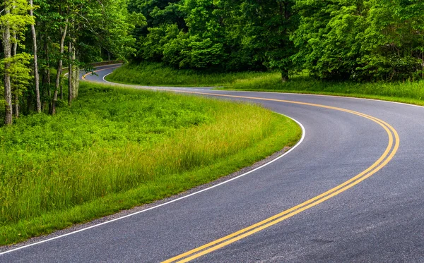Curvas no Skyline Drive no Parque Nacional Shenandoah, Virgínia . — Fotografia de Stock