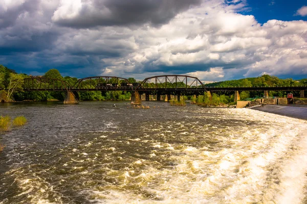 Dam and train bridge over the Delaware River in Easton, Pennsylv — Stock Photo, Image