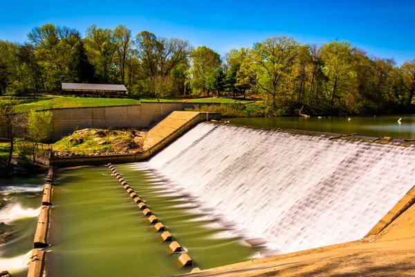 Dam on Lake Roland at Robert E. Lee Memorial Park in Baltimore, — Stock Photo, Image