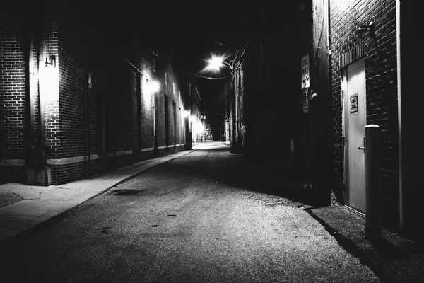Dark alley at night in Hanover, Pennsylvania. — Stock Photo, Image