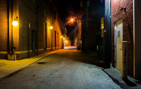 Beco escuro à noite em Hanôver, Pensilvânia . — Fotografia de Stock