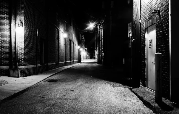 Dark alley at night in Hanover, Pennsylvania. — Stock Photo, Image