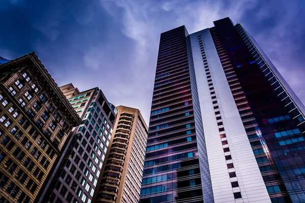 乌云笼罩一座摩天大楼的中心城市，费城，宾州 — 图库照片