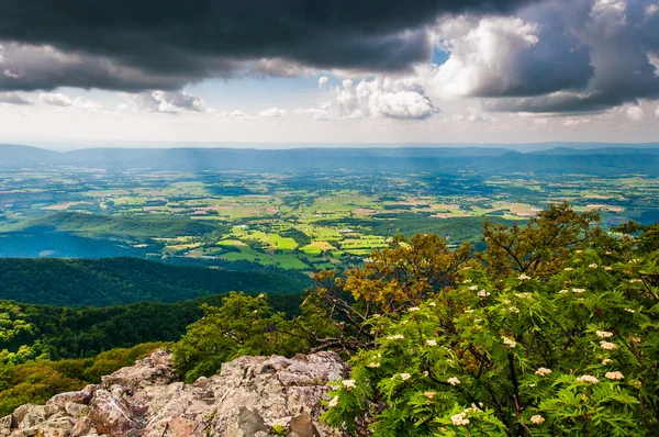 Mörka moln över shenandoah dalen, sett från stony man fjällen — Stockfoto