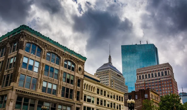 Ciemne chmury nad budynkami w Bostonie, massachusetts. — Zdjęcie stockowe