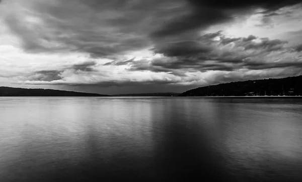 Dark storm clouds over Cayuga Lake, in Ithaca, New York. — Stock Photo, Image