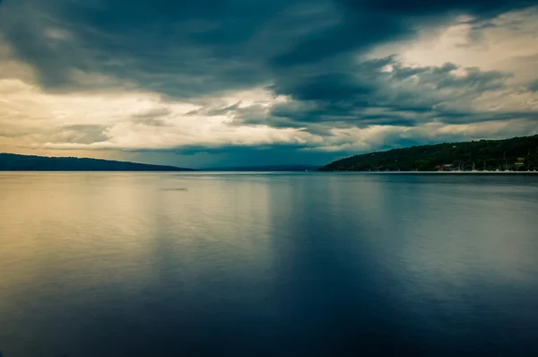 Mörka molnen över cayuga sjön i ithaca, new york. — Stockfoto