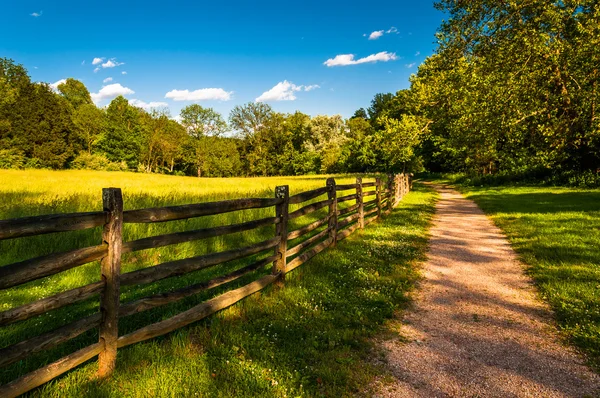 Camino de la suciedad y cerca en el campo de batalla nacional de Antietam, Maryland . — Foto de Stock