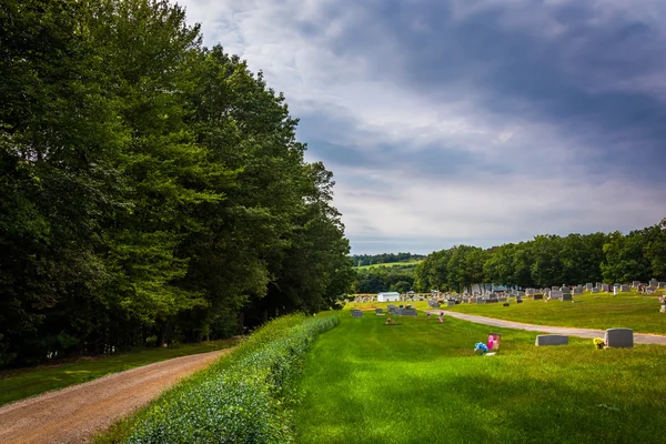 Grusväg och kyrkogården på landsbygden york county, pennsylvania. — Stockfoto