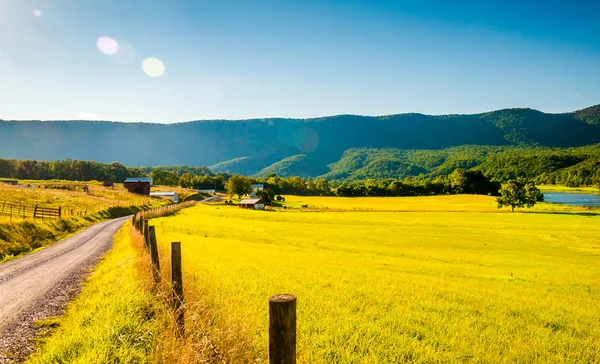 Dirt road and farm in the Shenandoah Valley, Virginia. — Stock Photo, Image