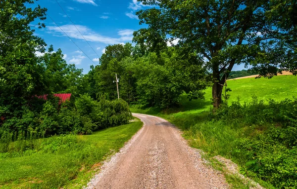 Grusväg i landsbygdens countyside i södra york county, penns — Stockfoto