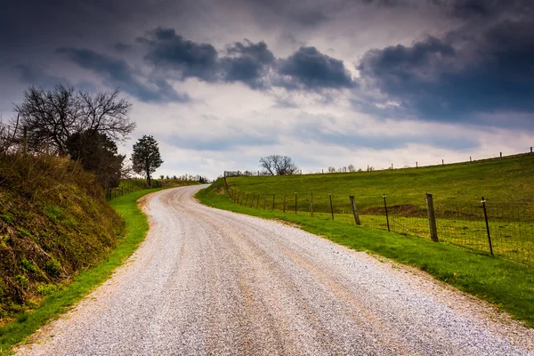 Grusväg genom farm områden på landsbygden york county, pennsylvania — Stockfoto