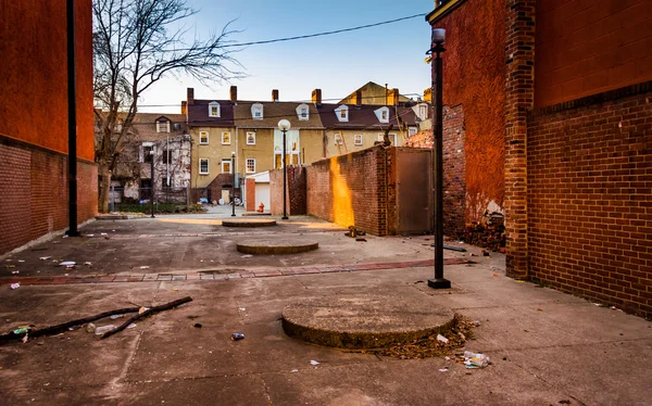 Piszkos udvart és házak, Baltimore-ban. — Stock Fotó
