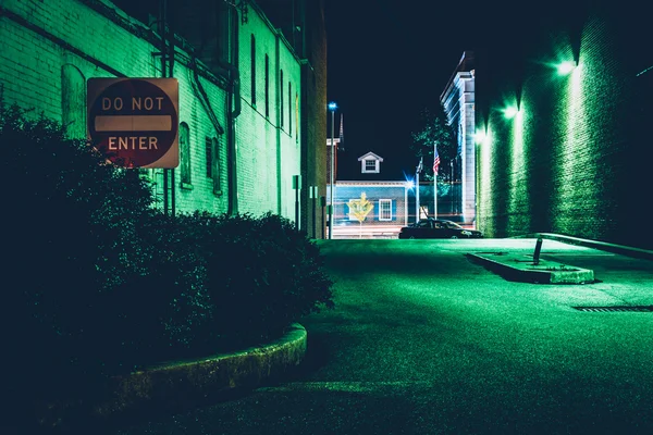 No entrar signo en un callejón oscuro por la noche en Hanover, Pennsylva — Foto de Stock