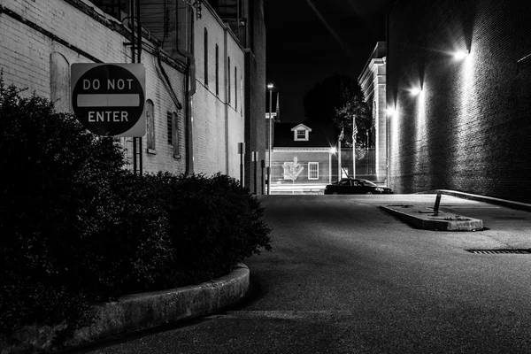 Non entrare segno in un vicolo buio di notte a Hannover, Pennsylva — Foto Stock