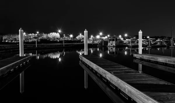 Liegeplätze in einem Yachthafen bei Nacht, Kent Island, Maryland. — Stockfoto