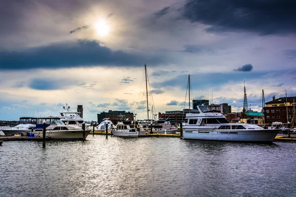 Ciel dramatique au-dessus d'une marina à Fells Point, Baltimore, Maryland . — Photo