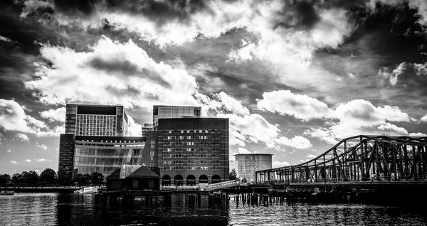 Драматическое небо над мостом и зданиями в Бостоне . — стоковое фото