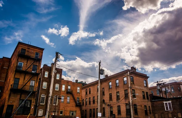 Dramatisk himmel över gamla byggnader i baltimore, maryland. — Stockfoto