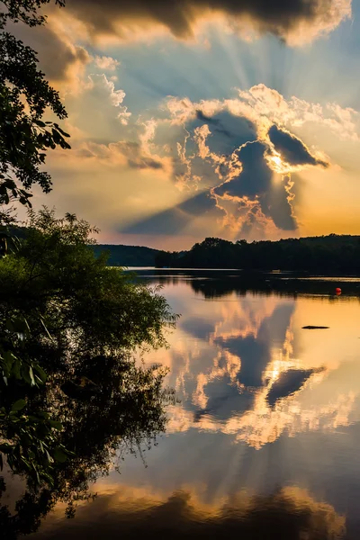 Драматичні захід сонця над Піншо озера, на Гіффорд Піншо державний парк — стокове фото