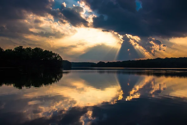 Dramatiska solnedgång himlen speglar i sjön pinchot, gifford pinchot — Stockfoto