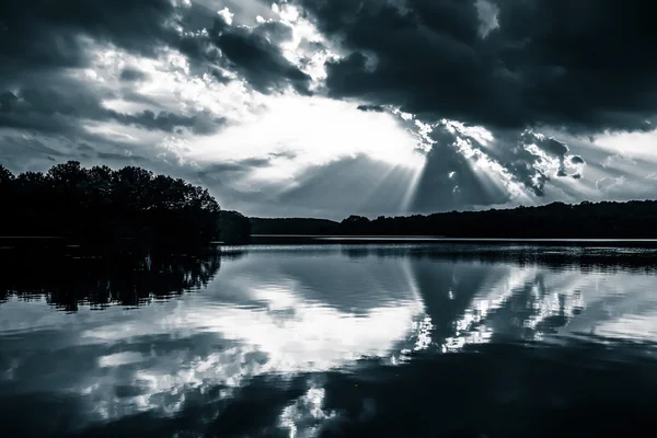Dramatik günbatımı gökyüzü göl pinchot, gifford yansıtan pinchot — Stok fotoğraf