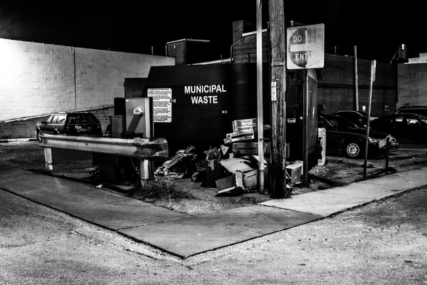 Müllcontainer auf einem Parkplatz in der Nacht in Hannover, Pennsylvania. — Stockfoto