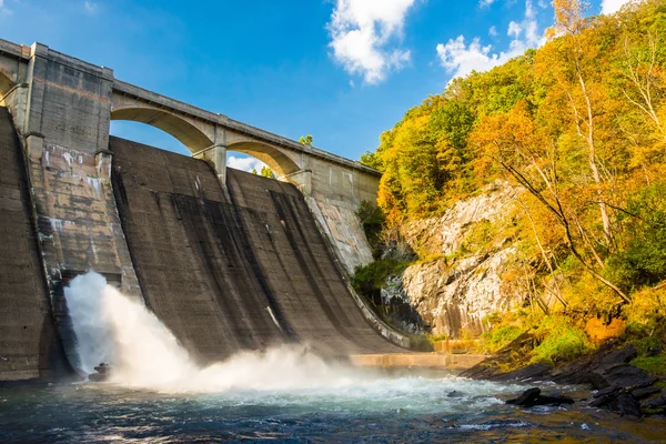 Early autumn color and Prettyboy Dam, on the Gunpowder River in — Stock Photo, Image