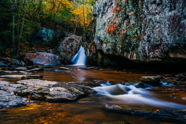 Early autumn color at Kilgore Falls, at Rocks State Park, Maryla — Stock Photo, Image