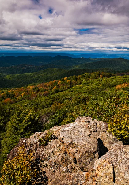 Blue ridge mountains gelen bearfence mou erken sonbahar manzarası — Stok fotoğraf