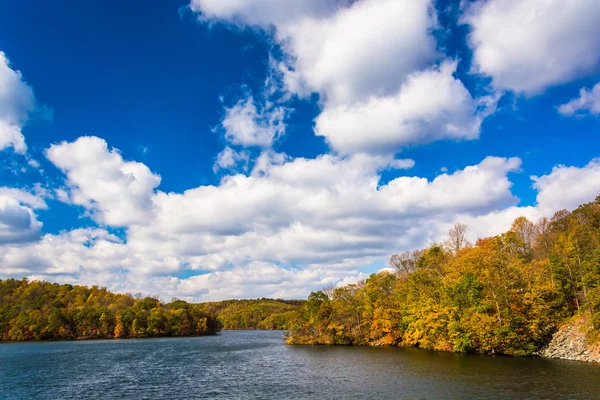 Early fall color at Prettyboy Reservoir, in Baltimore County, Ma — Stock Photo, Image